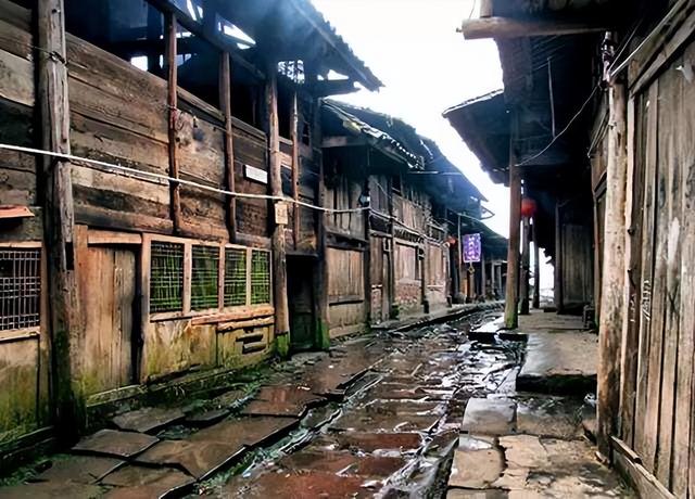 自在飞花轻似梦无边丝雨细如愁，自在飞花轻似梦无边丝雨细如愁的意思